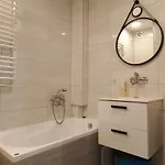 Juki, Mieszkanie Obok Katowice Wynajem Na Doby, Krotkoterminowy, 2 Balkon, 50m2,- Po Kapitalnym Remoncie 2-ga Sypialnia Jest Czescia Salonu Blisko Centrum Leczenia Oparzen 2,5 Km Lägenhet Siemianowice Śląskie