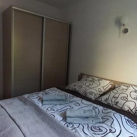 Juki, Mieszkanie Obok Katowice Wynajem Na Doby, Krotkoterminowy, 2 Balkon, 50m2,- Po Kapitalnym Remoncie 2-ga Sypialnia Jest Czescia Salonu Blisko Centrum Leczenia Oparzen 2,5 Km Apartment
