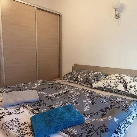Juki, Mieszkanie Obok Katowice Wynajem Na Doby, Krotkoterminowy, 2 Balkon, 50m2,- Po Kapitalnym Remoncie 2-ga Sypialnia Jest Czescia Salonu Blisko Centrum Leczenia Oparzen 2,5 Km Appartement *