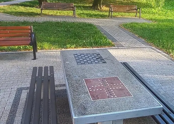 Juki, Mieszkanie Obok Katowice Wynajem Na Doby, Krotkoterminowy, 2 Balkon, 50m2,- Po Kapitalnym Remoncie 2-ga Sypialnia Jest Czescia Salonu Blisko Centrum Leczenia Oparzen 2,5 Km * Siemianowice Śląskie