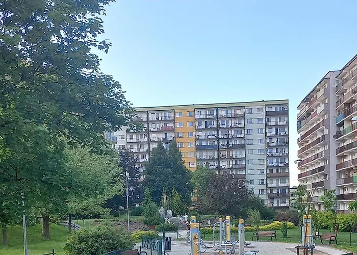 Juki, Mieszkanie Obok Katowice Wynajem Na Doby, Krotkoterminowy, 2 Balkon, 50m2,- Po Kapitalnym Remoncie 2-ga Sypialnia Jest Czescia Salonu Blisko Centrum Leczenia Oparzen 2,5 Km * Siemianowice Śląskie