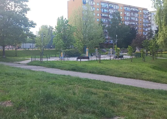 Juki, Mieszkanie Obok Katowice Wynajem Na Doby, Krotkoterminowy, 2 Balkon, 50m2,- Po Kapitalnym Remoncie 2-ga Sypialnia Jest Czescia Salonu Blisko Centrum Leczenia Oparzen 2,5 Km * Siemianowice Śląskie