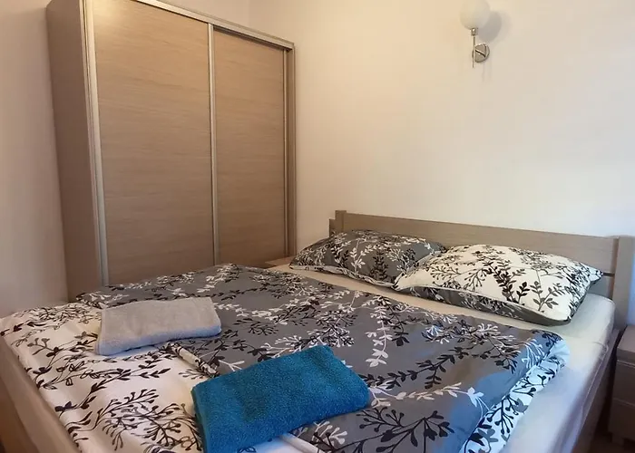 Juki, Mieszkanie Obok Katowice Wynajem Na Doby, Krotkoterminowy, 2 Balkon, 50m2,- Po Kapitalnym Remoncie 2-ga Sypialnia Jest Czescia Salonu Blisko Centrum Leczenia Oparzen 2,5 Km Apartmán *